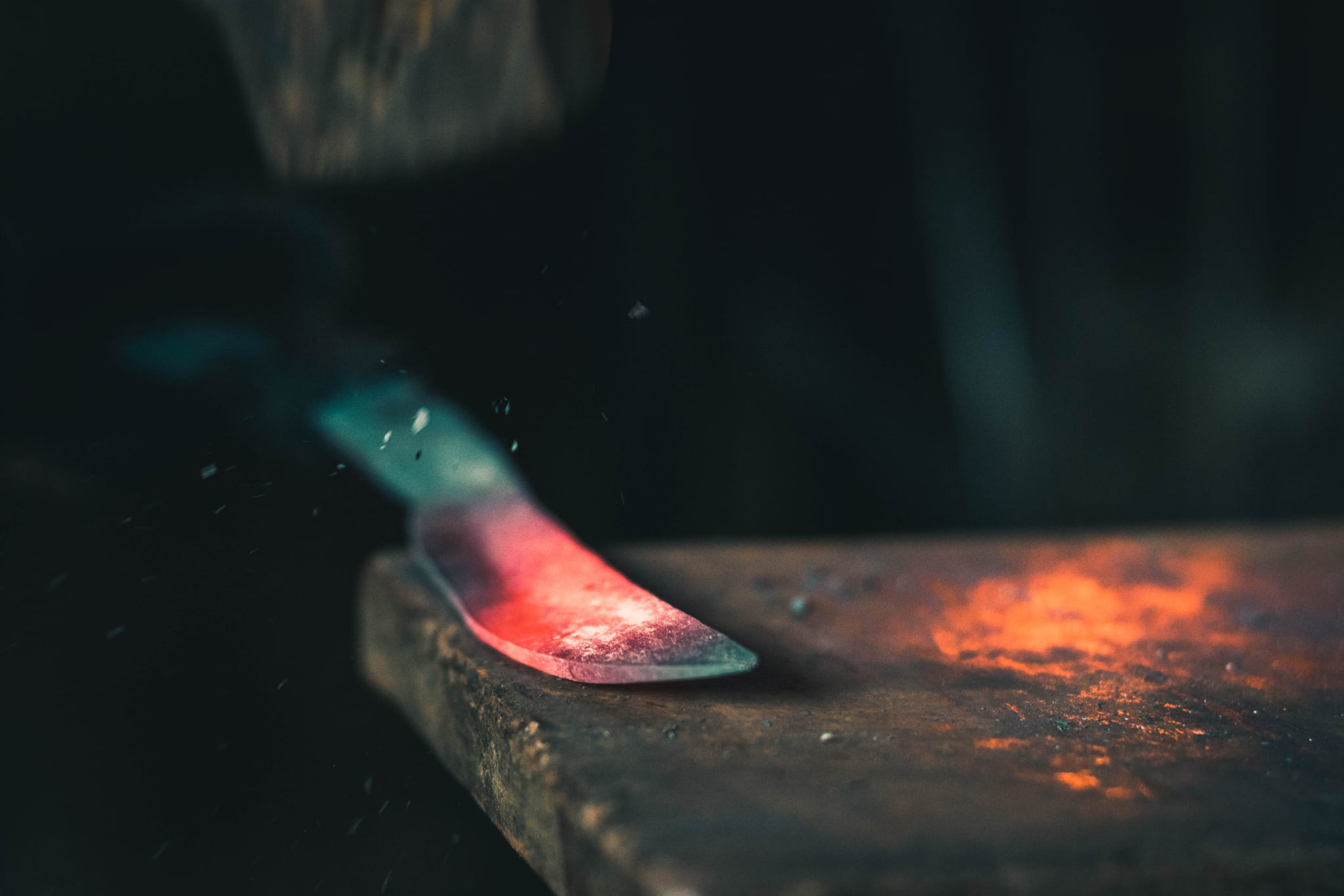forge du tranchant de la lame par l'action du marteau